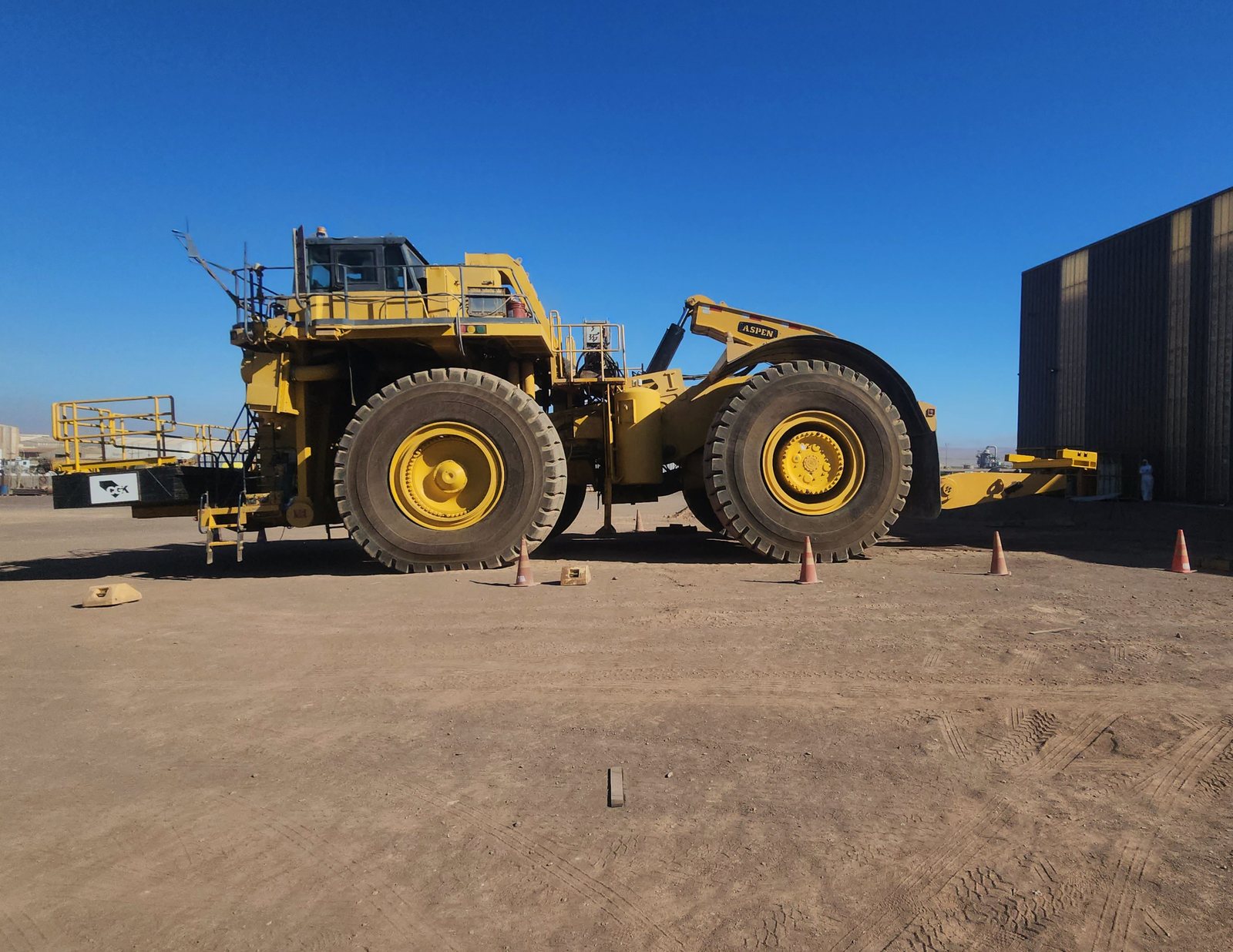 Cargador Caterpillar 994 operando en faena