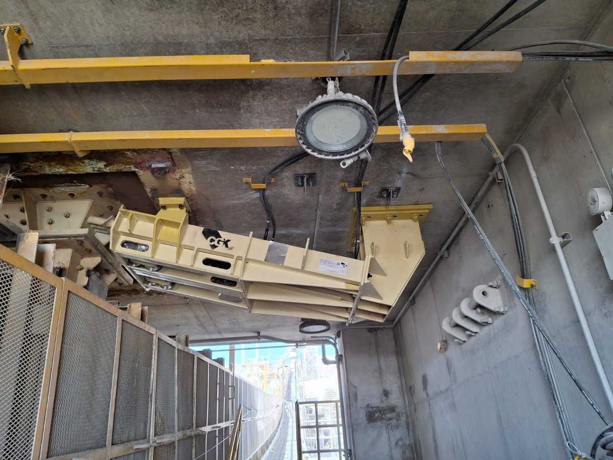 Sistema de lápices hidráulicos montado bajo la losa del chute