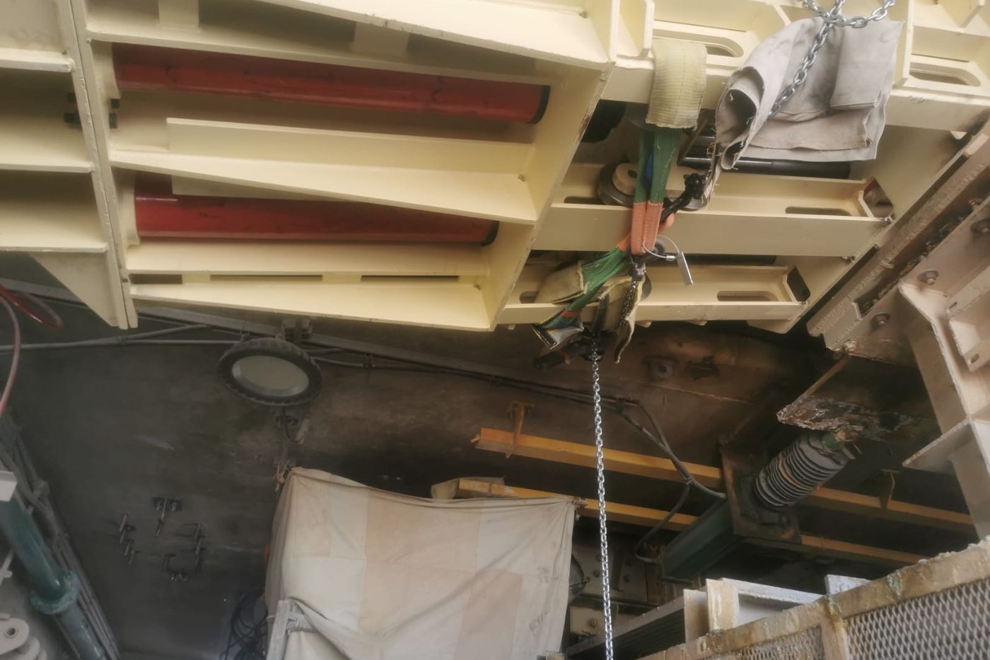 Detalle del cilindro hidráulico y las barras de desgaste del módulo instalado