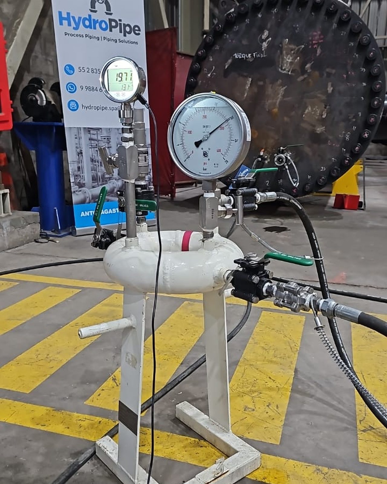 Montaje de prueba hidrostática con manómetro sobre una pieza especial del manifold