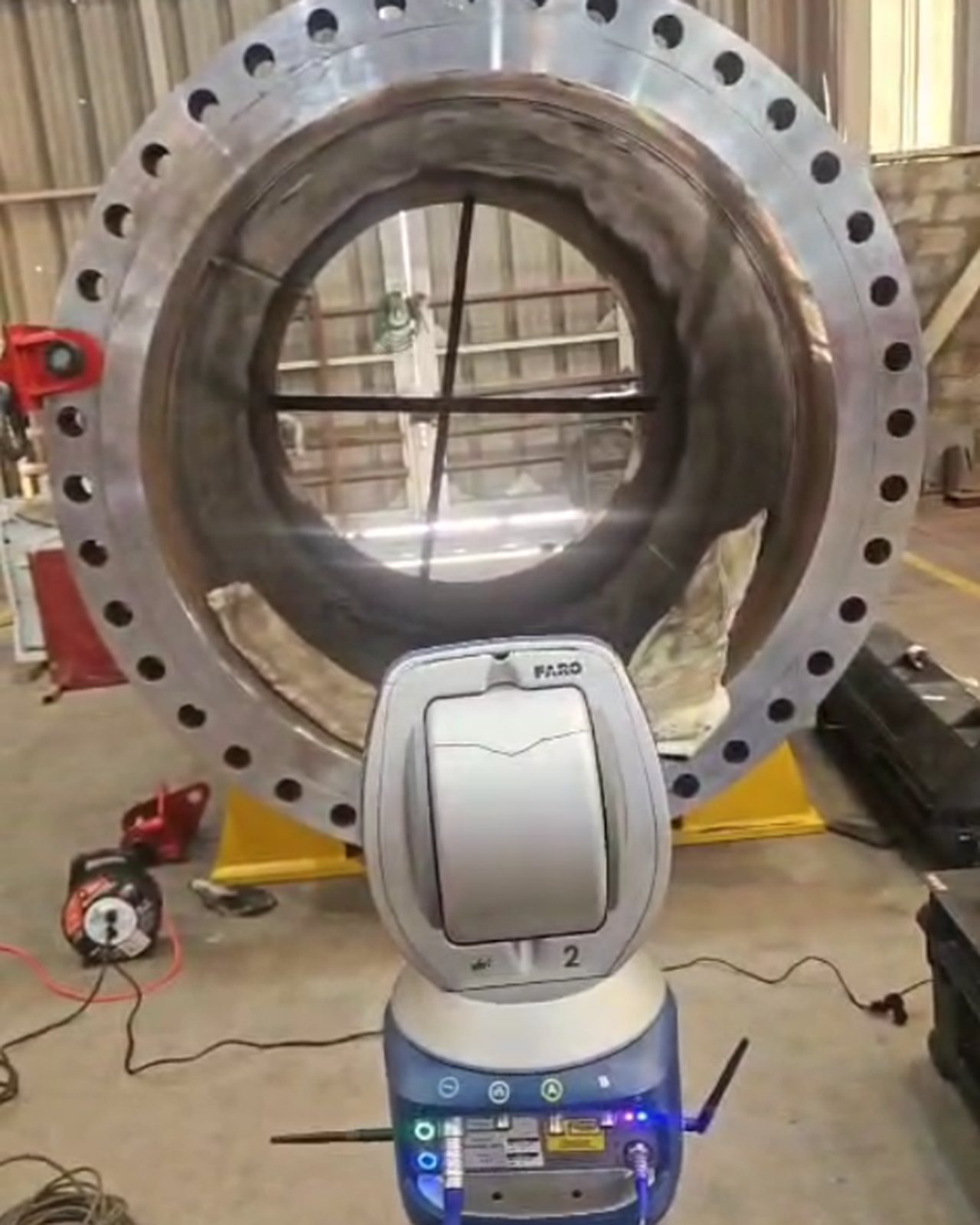 Laser Tracker FARO posicionado frente a la brida de 60 pulgadas para verificar la alineación del colector