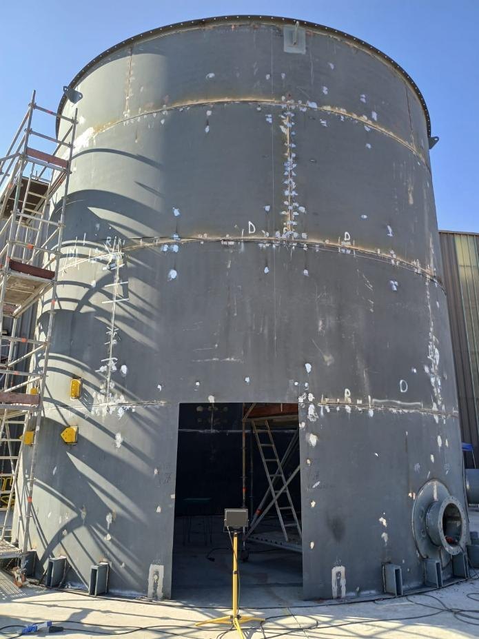 The nine-metre tank assembled to full height in the La Negra yard, surrounded by scaffolding