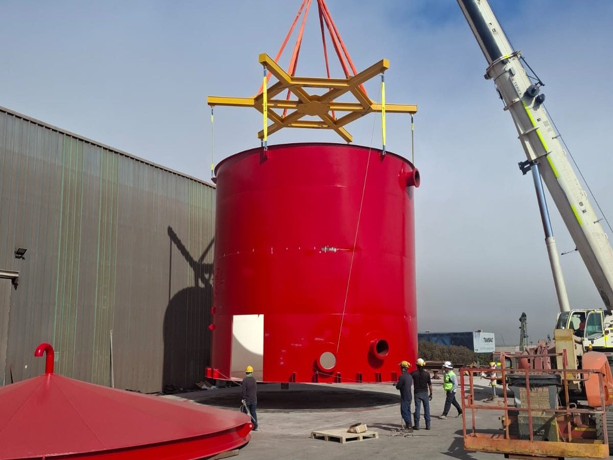 La cuadrilla bajo el estanque pintado durante el posicionamiento para el despacho