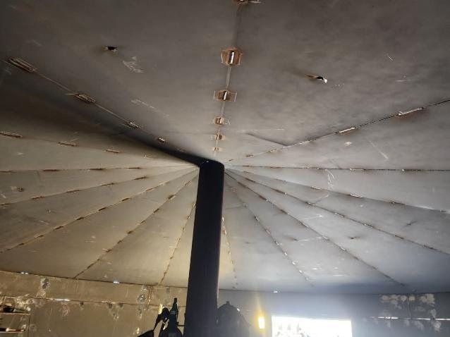 Interior del techo del estanque con sus planchas dispuestas en patrón radial
