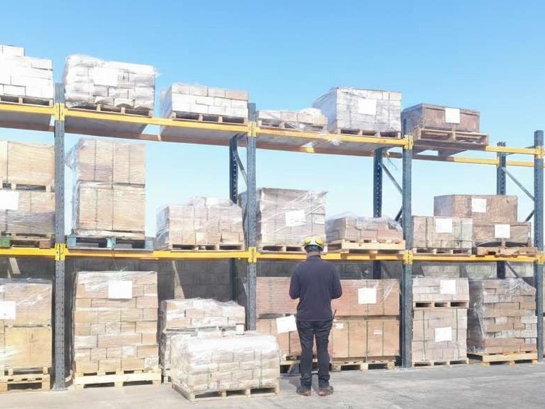 Racks de stock de materiales de revestimiento en la planta RWL