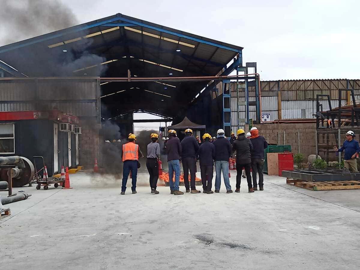 Trabajadores de CGK en capacitación práctica de uso de extintores en la planta