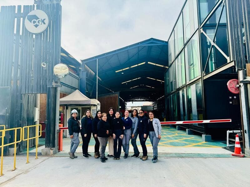 Equipo de mujeres de CGK en la entrada de la planta La Chimba