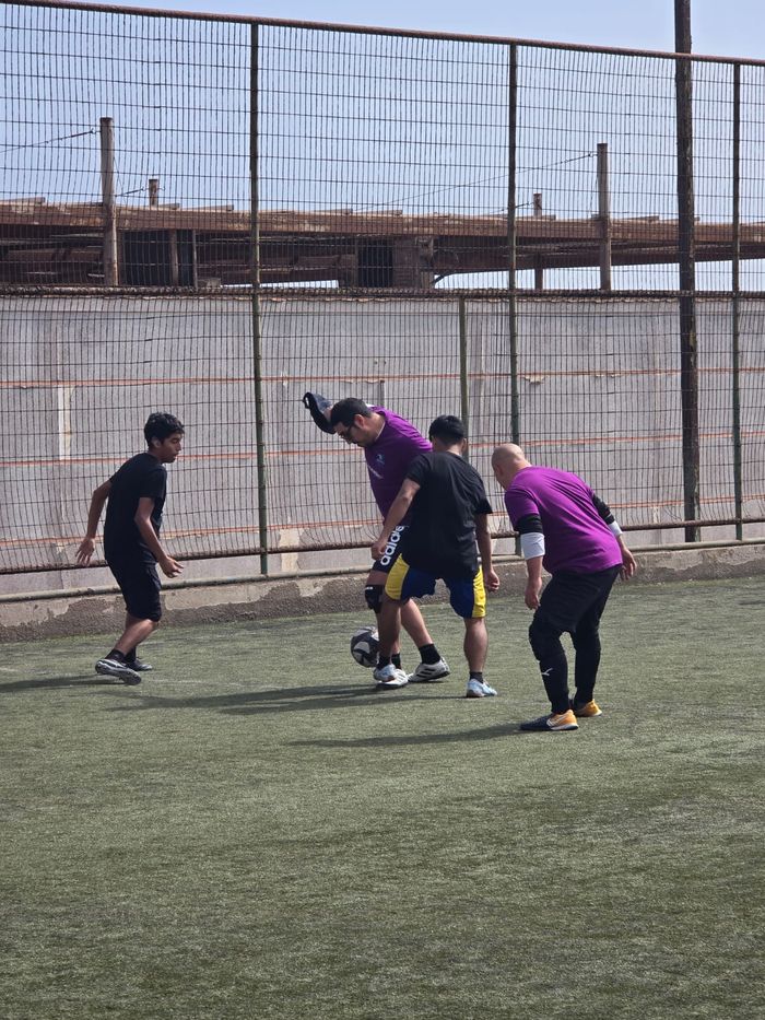 Jugadores disputando el balón durante un partido del torneo de inclusión