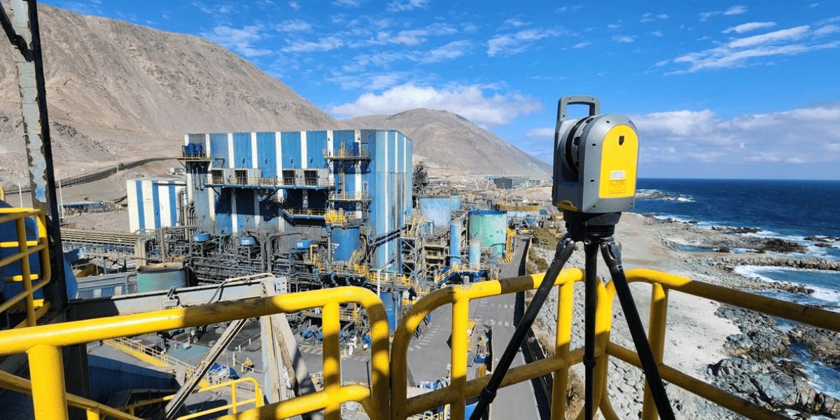 Escáner láser Trimble X7 sobre trípode capturando la nube de puntos de una planta minera costera